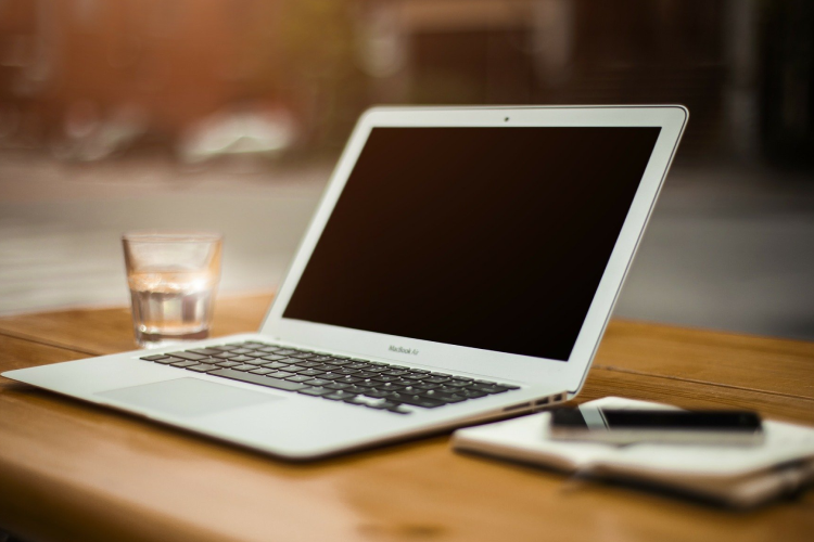 デスクにPCとコーヒー